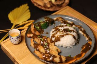 Combo de arroz con langostino en tempura y salsa curry