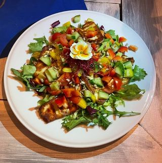 Sałatka z serem halloumi