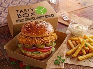 Meniu Chicken Crispy Burger servit cu cartofi prajiti si sos de maioneza