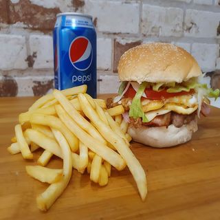 Hamburguesa Crujiente De Pollo Con Patatas Y Refresco