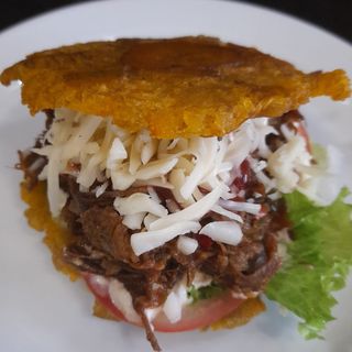 Patacón con Pollo mechado y aguacate