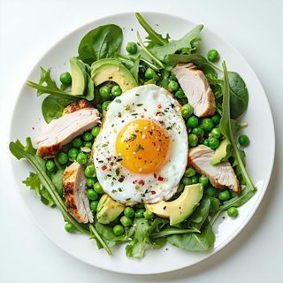 Insalata con pollo, uovo, piselli, avocado