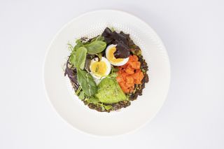 Панкейки з зеленим горошком, тартаром із лосося, авокадо та яйцем, 285 г