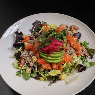 Ensalada De Quinoa Y Salmón