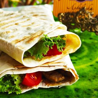 Рол з куркою спайсі в медовому соусі (1шт)