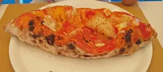 Calzone con mozzarella e funghi