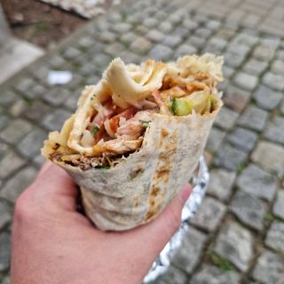 Doner kebab z kurczakiem w lawaszu