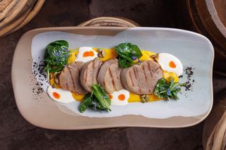 Стейк язика на гарбузовому кремі та соусом із печеного часника (130/80/50 г)