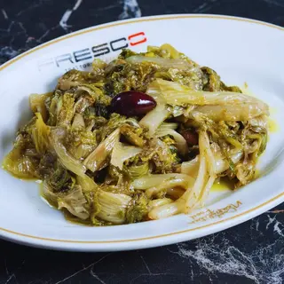 Scarole con olive nere e capperi