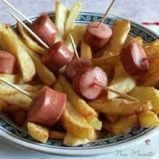 Patatine fritte con würstel e provola grande