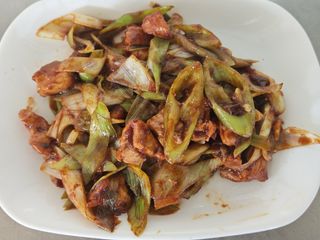 Meso sa ljutom paprikom i prazilukom u sosu po zelji