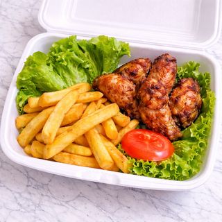Pečena pileća krila s prilogom