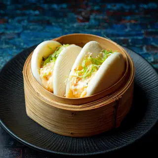 Gua Bao Relleno De Langostinos En Tempura Con Salsa Picante Sriracha (2 Uds.)