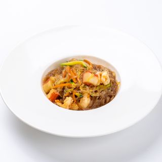 106. Spaghetti di soia con frutti di mare