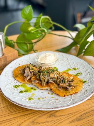 Placki ziemniaczane ze smażonymi pieczarkami i śmietaną