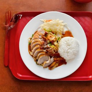 17 Chrupiąca kaczka podawana ze smażonymi ostrymi warzywami