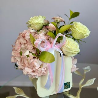Aranjament cu hortensie si trandafiri. 