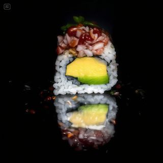 187. Atún Flameado Aguacate Queso. Flamed Tuna, Avocado And Cheese 8pcs