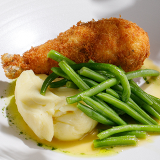 კიევური კოტლეტი კარტოფილის პიურეთი და სეზონური ბოსტნეულით