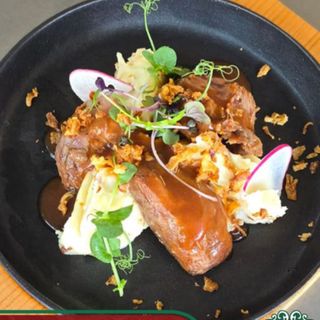 Obrajori purcel cu piure de cartofi si sos brun