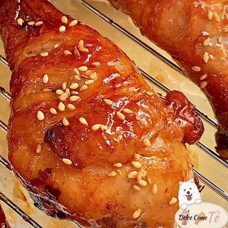 pezzo coscia di pollo arrosto con farina