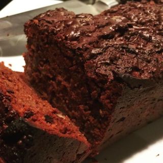 Bizcocho vegano de cacao y aguacate