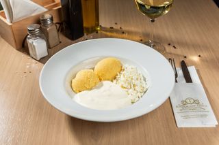 Mămăligă cu telemea şi smântână