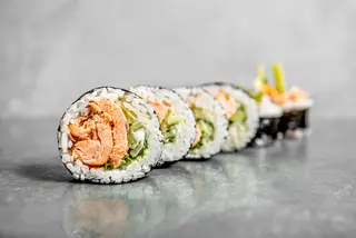 Futomaki grilowany łosoś z ogórkiem 6 szt.