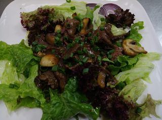 Теплый салат из говяжьей вырезки с грибами