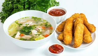 11) Ciorba de pui și degețele crocante