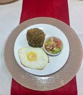 Bolón Con Ensalada Y Huevo