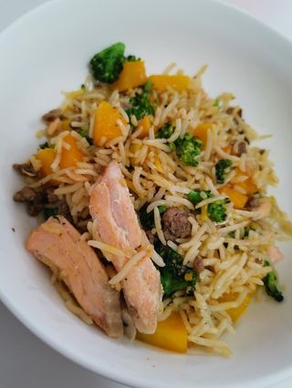 101. Riso saltato con salmone verdure