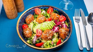 Salata cu somon crispy