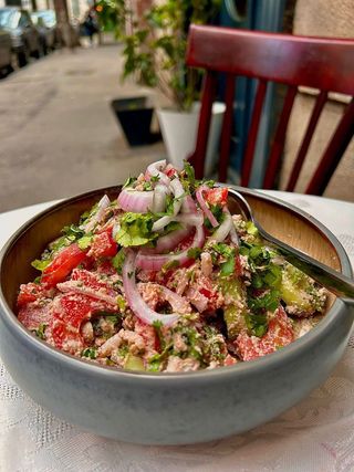 კიტრი პომიდორი ნიგვზით