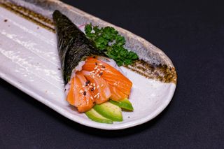 101. Temaki De Salmón Y Aguacate (1 Ud.)