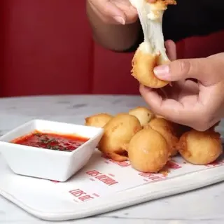 Buñuelos de Idiazabal como los de la abuela con mermelada de piquillo 