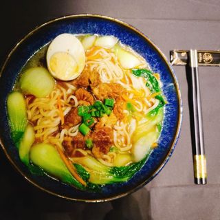 Spaghetti zuppa con manzo e verdure