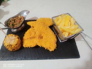 Хрупкаво пиле с картофки,чеснов сос и печена царевица