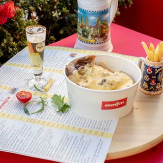 Chicken lunchbox, with fries and cheese sauce + Coca-Cola  - 0,33L