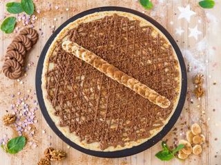 Палачинка с шоколад, банан, бисквити и сметана