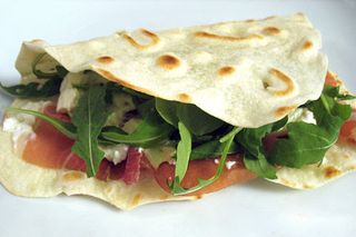 Piadina con crudo, rucola e formaggio spalmabile alle erbe
