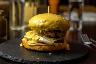 Mega Burger CEDAR cu cartofi pai