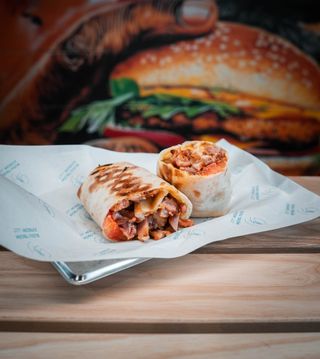 Піта з курчам гриль та сирним соусом