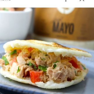 Arepa rellena de atún (10 cms)