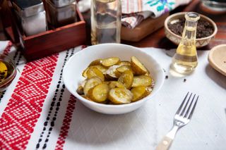 Salată de castraveți murați