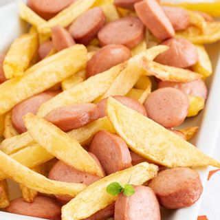 Porzione di patatine e wurstel 