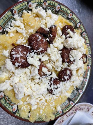 Mămăligă în pături cu brânză,cârnat,slănină