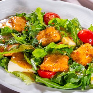 თბილი ორაგულის სალათი ფორთოხლის სოუსით