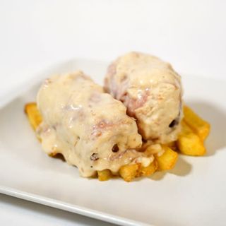 Rollitos De Pollo Y Bacon Con Salsa Carbonara