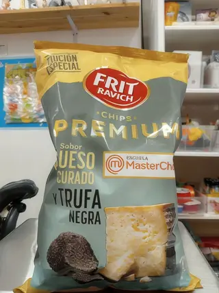 Chips de queso curado y trufa negra